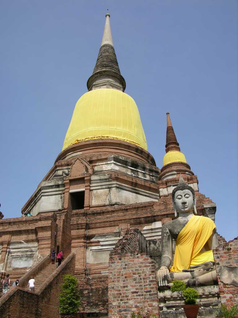 Bangkok 05 04 Ayutthaya Wat Yai Chai Mongkol Great Chedi The great chedi at Wat Yai Chai Mongkol in Ayutthaya was built in 1592 to celebrate King Naresuans single-handed defeat of the then Burmese Crown Prince after an elephant back duel.